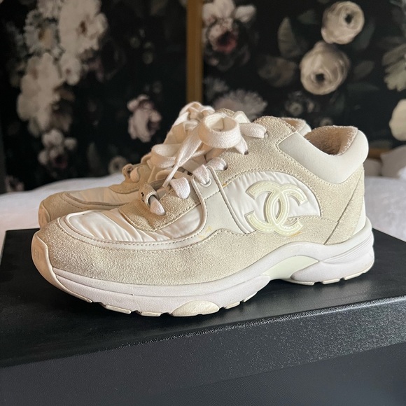 CHANEL CC logo White Reflective Suede Sneakers Trainers - Picture 4 of 9